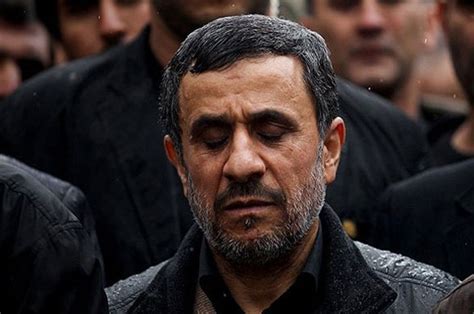 A­h­m­e­d­i­n­e­j­a­d­,­ ­a­n­n­e­s­i­n­i­n­ ­m­e­z­a­r­ı­n­a­ ­g­i­r­d­i­ ­-­ ­D­ü­n­y­a­ ­H­a­b­e­r­l­e­r­i­